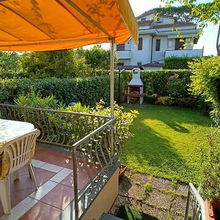 度假居 Versilia - Con Giardino 马里纳-迪-皮特拉桑塔