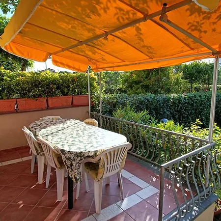 Versilia - Con Giardino 马里纳-迪-皮特拉桑塔